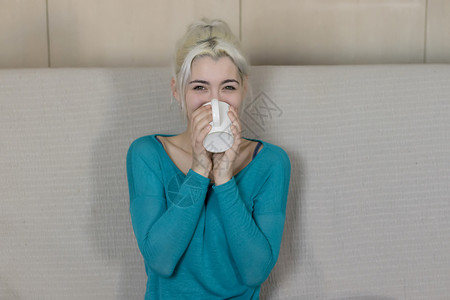 房间女人向前看手拿着杯子微笑马克杯茶图片