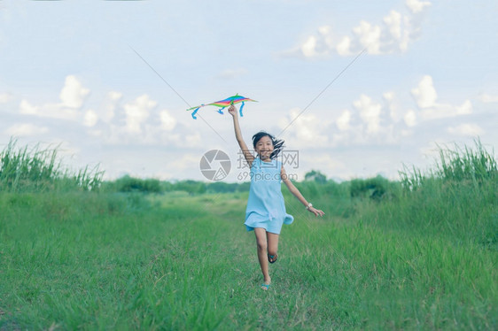 玩亚洲女孩带着风筝跑来去夏天在草地上欢乐的亚裔女孩随意子图片
