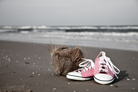 沙滩上的粉色帆布鞋图片
