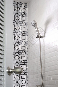 角度白色的家集中关注不锈钢挂在瓷砖墙壁装饰板上垂直框内浴室门前景模糊内概念的不锈钢悬浮淋浴图片
