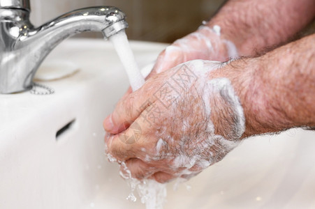 老人用肥皂泡沫洗手的特写预防covid19冠状或细菌保健概念7步洗手老人用肥皂泡沫洗手的特写7步洗手爆发高级的新冠图片