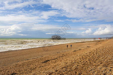 Brightonrsquos海滩全景在背中它们是英国海上布赖顿西码头的遗迹在背景中它们是海上布赖顿西码头的遗迹秋天著名自然图片