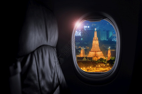 传统的天空灰色风向WatArun或黎明寺是泰国惊人的建筑里程碑旅行和空中运输概念以及旅行和运输概念的内地飞机视WatArun为窗图片