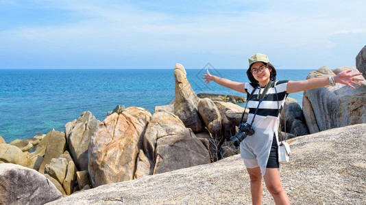 地标欣亚年轻女游客在HinTaHinYai露着双臂微笑在泰国女观光者HinYai观点的SuratThaniKohSamui岛夏季图片