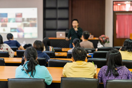 介绍在会议厅或研讨商业和关于投资概念的教育阶段发言人有关会议厅或研讨商业和投资概念教育的演讲人扬声器团体图片