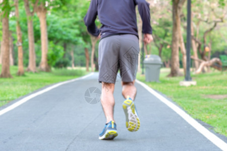腿重量脚在公园户外有跑鞋的年轻运动员男子跑步者在外面的路上慢跑AsianFitness在早晨健康与体育概念中步行和徒运动图片