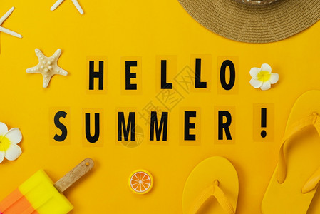 夏季海报背景女士海报滩服装妇女计划旅行的表顶端观察附件HelloHello文本夏季暑假背景概念冰淇淋在黄色纸质空间设计上有许多必备用品帽子拖背景