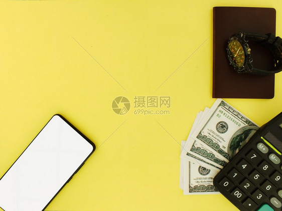 银行业白屏幕智能手机上面10个纸条和黄色背景计算器顶视图infoplain卖成功图片
