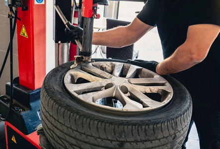 男专业技工在汽车修厂理轮机械师负责修理车轮机的理工作第26条使固定男光盘图片