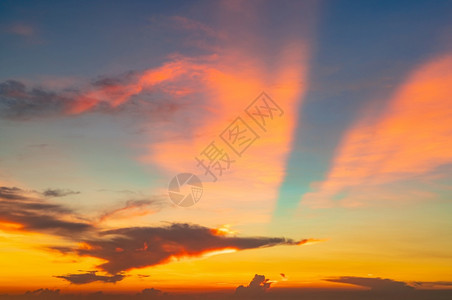 美丽的日落天空橙色和蓝的日落天空黄昏自由与平静背景美丽在大自然中充满力量和精神色彩的美丽人之景有着丽的橙色红和蓝云彩天气红的雄伟图片