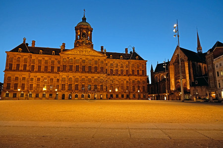 著名的市场荷兰阿姆斯特丹大坝广场日落时天皇宫与荷兰阿姆斯特丹大坝广场正方形图片