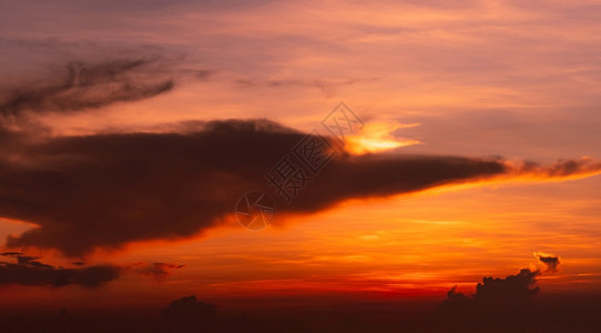 天气质地灵感红色和橙的戏剧红橙色日落天空和云彩抽象背景日落天空上的红云天际晴云日落月亮下白光图片