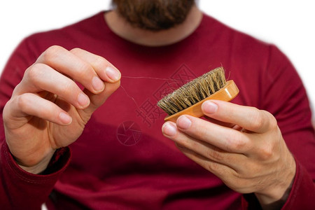 外貌长胡子的男拔出须刷剪近在白美人身上隔离的清洁头发胡子扯出须刷剪近在白纸上隔离的清洁头发准备造型图片
