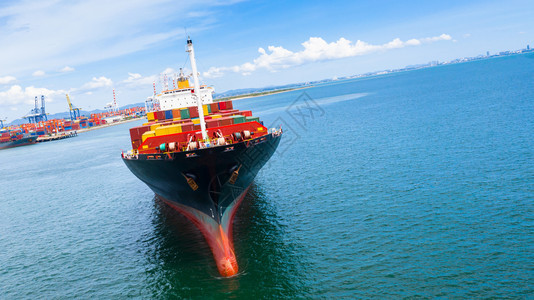 集装箱船运载进出口业务物流和国际集装箱船在公海运输迪拜卡车起重机图片