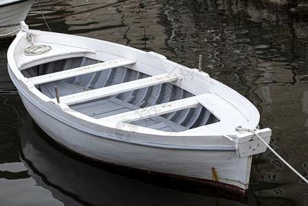 运输划艇旅行白锚在河上的船只是带绳索和反射的海洋有选择焦点白色系在河上的船是带绳索和反射的海洋图片
