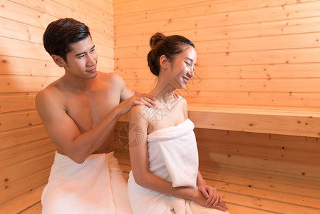 美丽年轻亚洲夫妇或情侣在桑拿室有浪漫的放松时间在桑拿室进行皮肤护理热治疗身体清洁和在温泉中扫新与蒸汽泡浴一起享受健康与蜜月概念幸图片