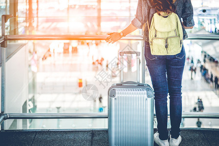 为了等待在机场终点高空起飞的下层女旅行客紧贴近身人与生活方式概念商业和旅行主题时尚离开图片