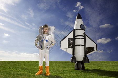 身着宇航员服装的年轻高加索男孩站在其想象梦火箭主题面前以他的想象力为主题自由英雄灵感图片