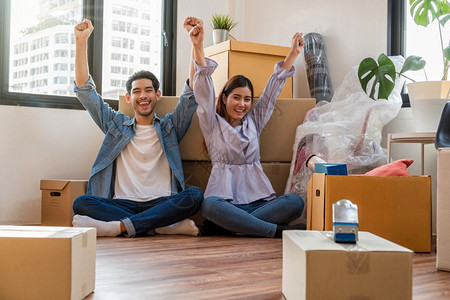 成功打包大型纸箱后亚洲年轻夫妇很高兴搬入新的地方搬家和寻找房子的概念笑声男电子商务盒图片