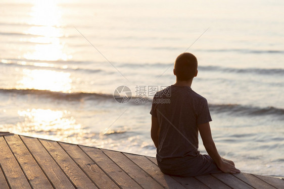 高的浪漫人们后背观光客在外边放松海滩复制空间2分辨率和高品质的美丽照片背面观光人在外休息海滩的人复制空间2高质量的美容照片概念图片