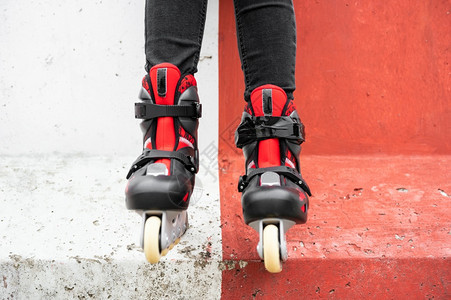健康高品质照片穿着脚贴近滑雪鞋外门城市生活方式肖像外门城市的生活方式肖像上等照片穿短鞋贴近脚滑滚轴溜冰图片