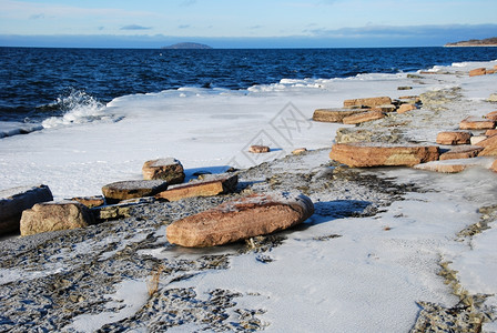 在波罗的海瑞典群岛奥兰德平面岩石海岸边的冰岩礁蓝色的北极沿海图片
