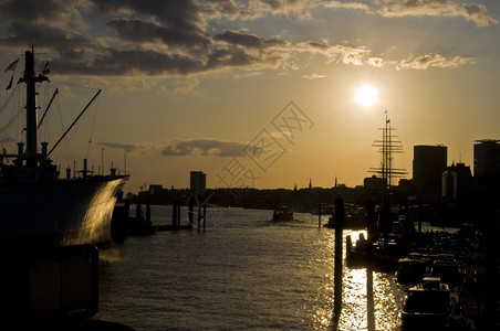 汉堡港口的一部分在日落时的汉堡旧美景港黄昏夜晚框架图片