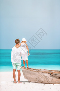 父亲和小女孩在沙滩度假图片