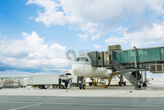 商品跑道终端机场货运飞装载货物以便通过窗口旅客候机楼进行后勤和运输的检查图片