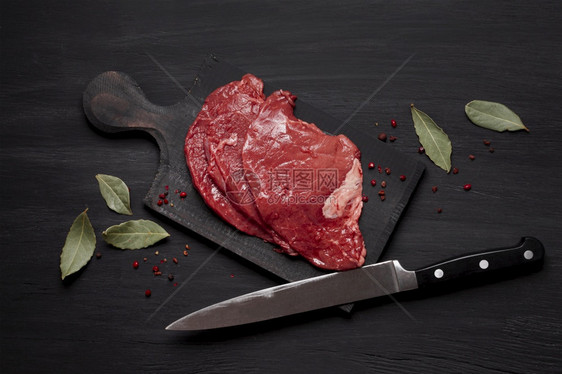切割准备肉刀配有子解析法和高品质的美丽光照配有刀子的新鲜制肉木板优质美容照片概念优美图片