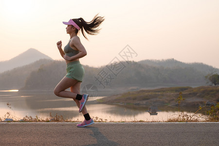 美丽的速度重量亚洲年轻跑女青在河边沥路上跑女在公园运动布滑慢跑健康生活方式概念Healthliveviews图片