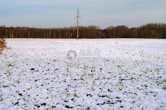 犁过的田地里雪春天和融小路麦农业图片