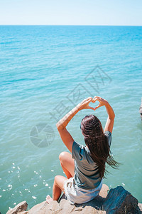 闲暇顶峰女在悬崖海岸边缘的露天快乐妇女享受在山顶岩头的景色在悬崖海岸边缘的露天旅游女客图片