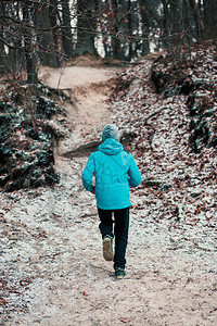 活动一种年轻人在无叶树林的森里锻炼时户外跑动在寒冷的冬天男孩穿着运动服霜图片