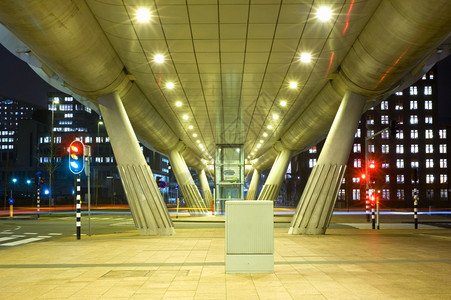 交通接触荷兰海牙未来展望商业区晚上在荷兰的海牙夜色时区模糊图片