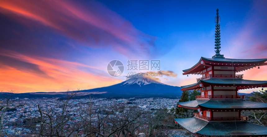 樱花日本横田藤山背景的美丽象日本Yamanashi岛Fujiyoshida红色的塔图片