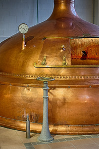 管道啤酒酿厂中的传统铜蒸馏罐食物内部的图片