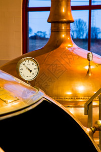 小麦啤酒酿厂中的传统铜蒸馏罐管子图片