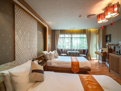 睡觉当代的美丽豪华房间带有古装饰中文风格泰国旅馆度假胜地的床铺图片