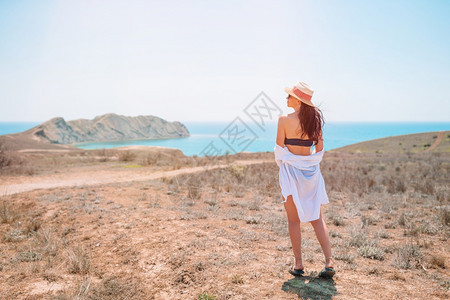 在悬崖边缘的野外快乐女人享受在山顶高岩上风景的欢快在悬崖海岸边缘的户外旅游女客美丽的最佳高图片