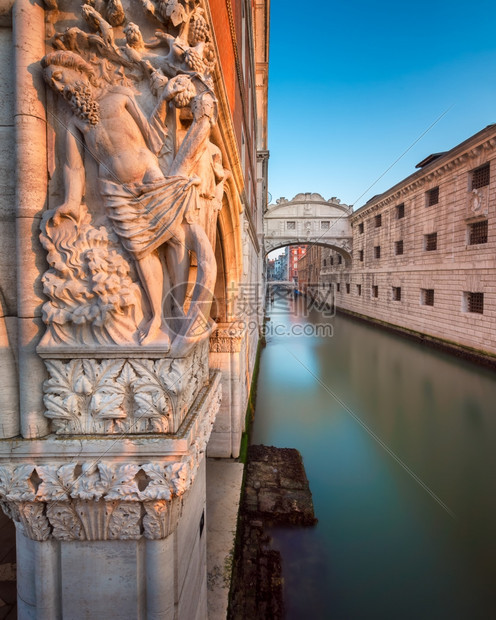 在意大利威尼斯的日出淹没诺亚雕塑和叹息桥建造欧洲的正面图片
