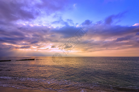 令人惊叹的天空景色之多彩海面有阳光照耀感人的早晨松弛图片