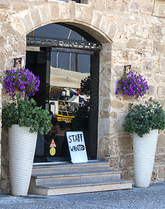 现代玻璃门咖啡厅服务员工作人纸城市入口图片