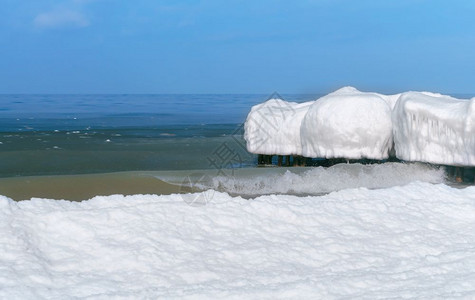 霜冬天旅游积雪覆盖的海岸积雪覆盖的海边岸断水上的冰图片