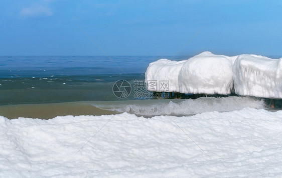 霜冬天旅游积雪覆盖的海岸积雪覆盖的海边岸断水上的冰图片