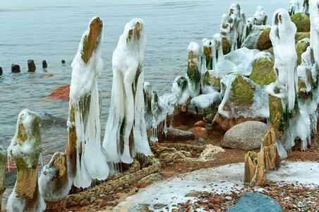 季节霜海滩积雪覆盖的岸积雪覆盖的海边岸断水上的冰图片