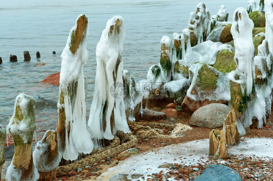 季节霜海滩积雪覆盖的岸积雪覆盖的海边岸断水上的冰图片