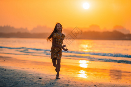 海边度假的女子图片