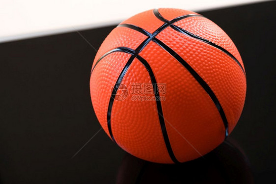 象征以黑人和白背景的篮球作为运动和健身活参加目标团队图片