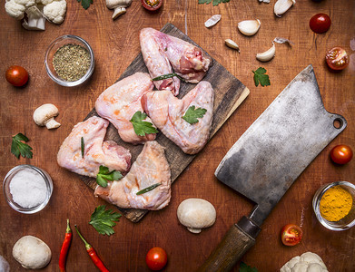 烹饪切菜板上的蘑菇洋葱盐和大蒜还有生锈木本底的肉刀酒馆开胃菜图片